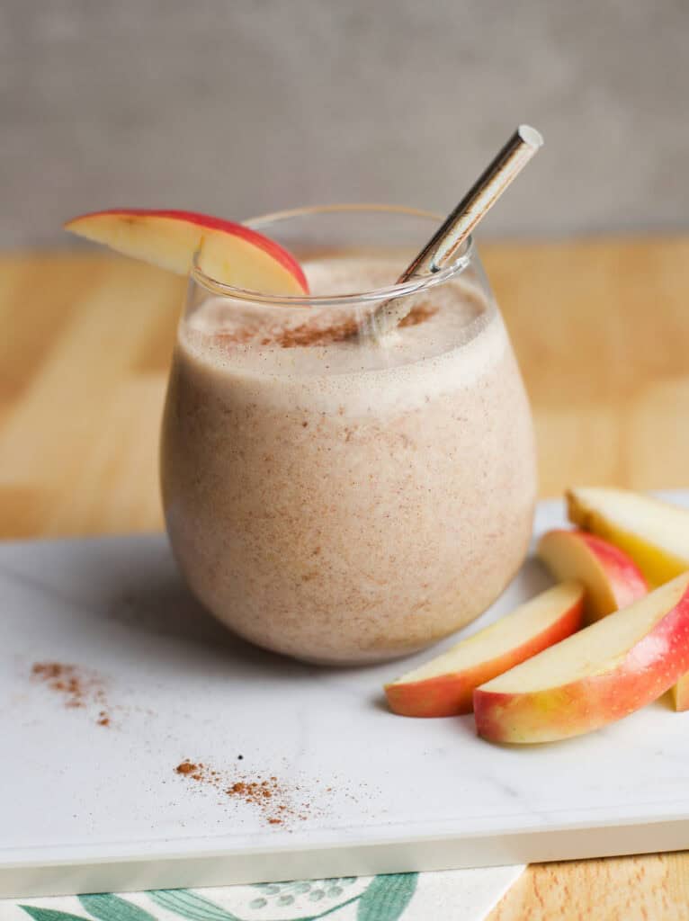 Step 3 for Apple Pie Smoothie: pour smoothie into a glass and garnish with a sprinkle of cinnamon.