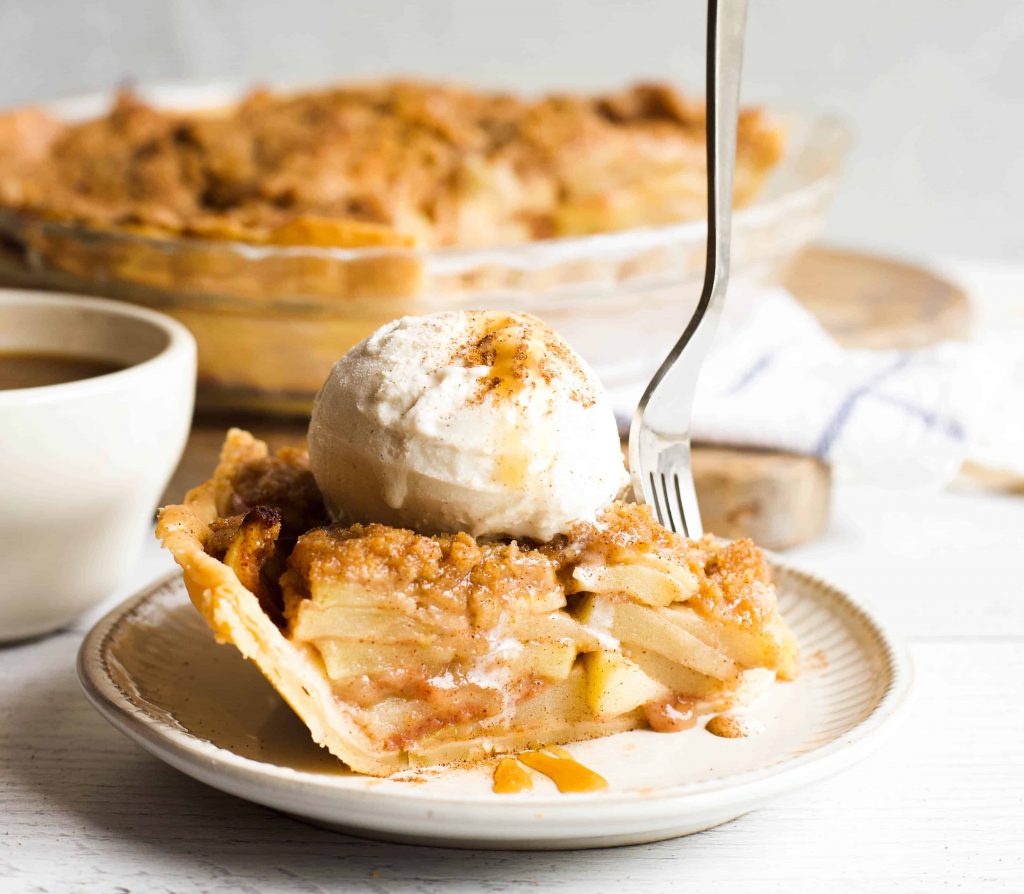 apple crumble pie with gelato