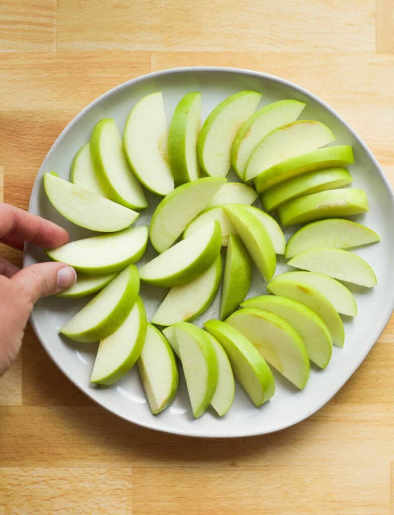 plate of sliced green apples